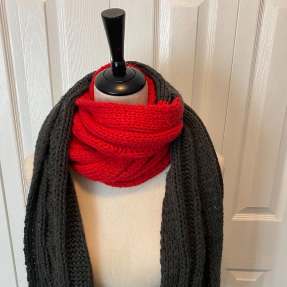 Men’s graphite gray and red scarf - Picture 2 of 5